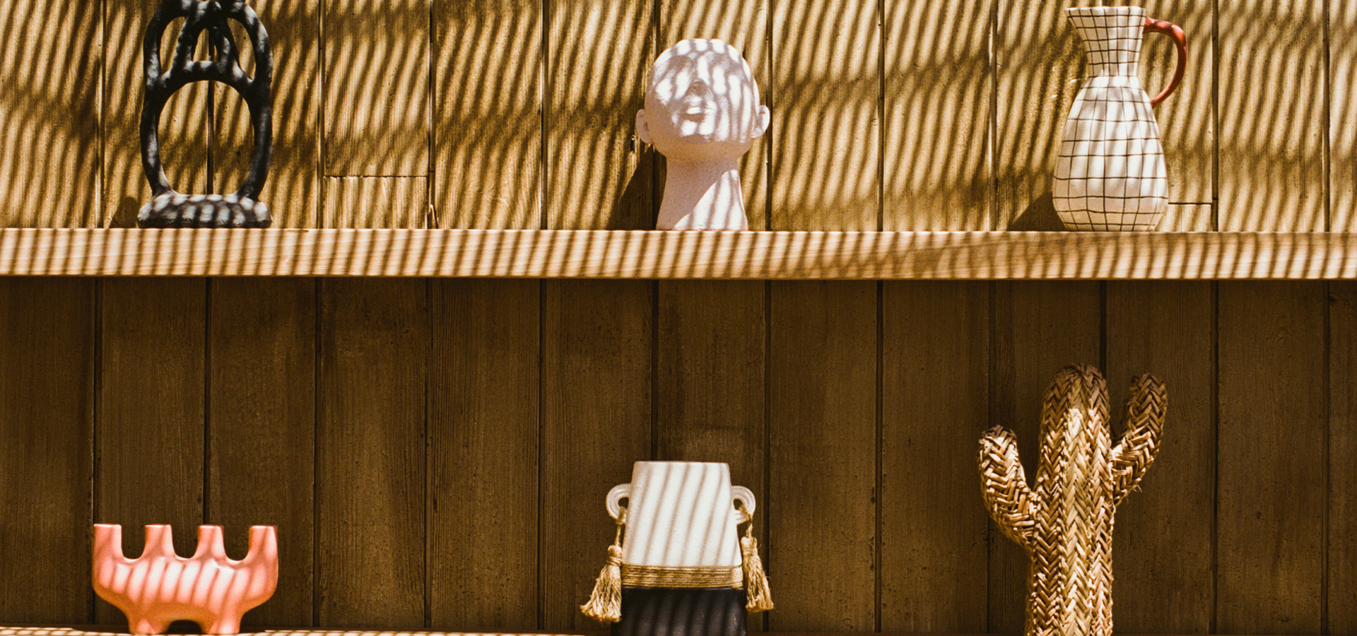 Espace détente du restaurant Pampelonne, terrasse en bois, oliviers et planches de surf
