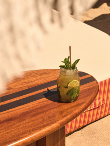 Plage priv&eacute;e Indie Beach vue depuis les dunes de Ramatuelle &ndash; v&eacute;g&eacute;tation naturelle et parasols