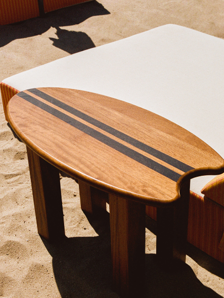 Transats en bois et parasols Indie Beach &ndash; plage priv&eacute;e Pampelonne face &agrave; la mer