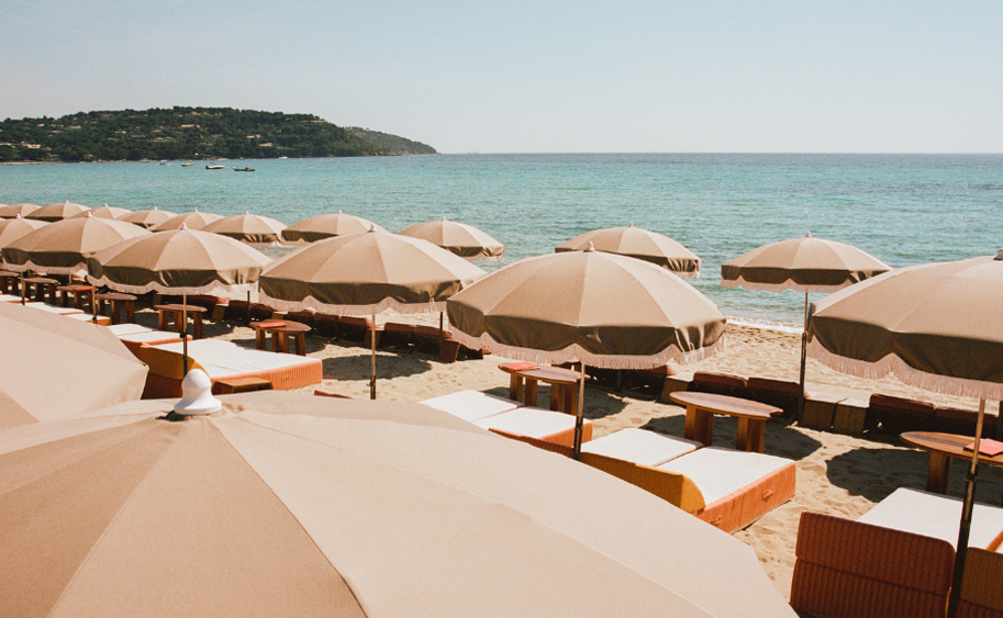 Plage priv&eacute;e Indie Beach Pampelonne &ndash; transats, parasols et vue sur la presqu'&icirc;le de Saint-Tropez
