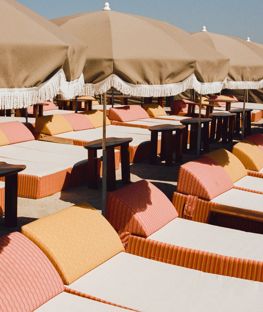 Plage de Pampelonne – rangées de transats et parasols blancs face à la Méditerranée
