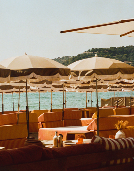 Tables dressées face à la mer et dunes – privatisation restaurant Indie Beach Ramatuelle