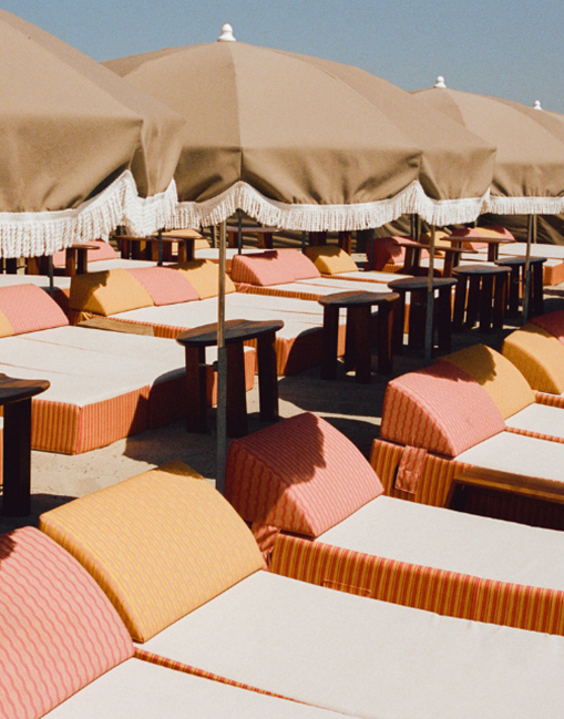 Salle sous pergola bois et chaises rotin – espace privatisable restaurant Indie Beach Pampelonne