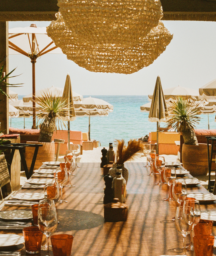 Bar en terrasse du restaurant de plage Pampelonne, pergola bois et ambiance méditerranéenne